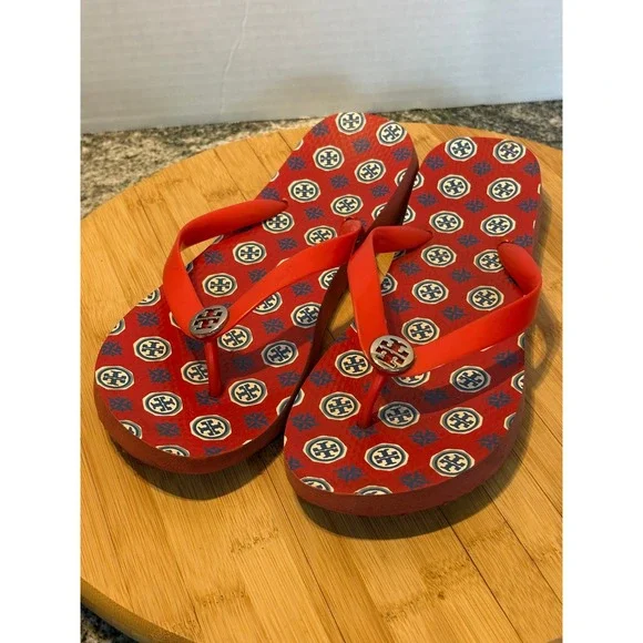 Tory Burch Red Logo Print Flip Flop Sandals Silver Tone Medallion Thong Shoes - Picture 1 of 8